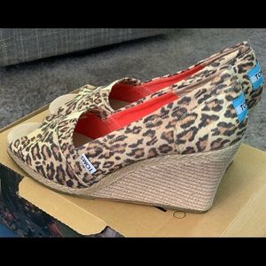 Size 9.5 Toms Leopard print espadrilles